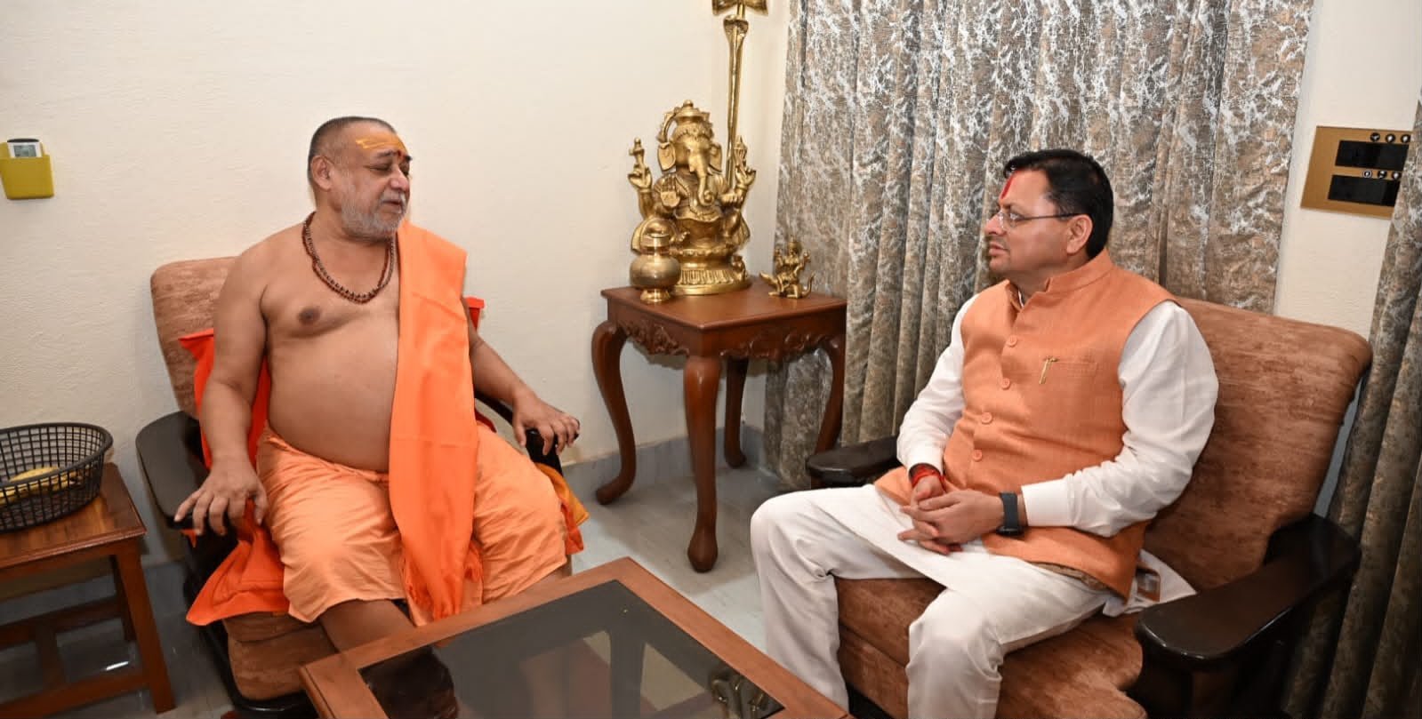 कनखल में शंकराचार्य स्वामी राजराजेश्वराश्रम महाराज से मिले मुख्यमंत्री धामी